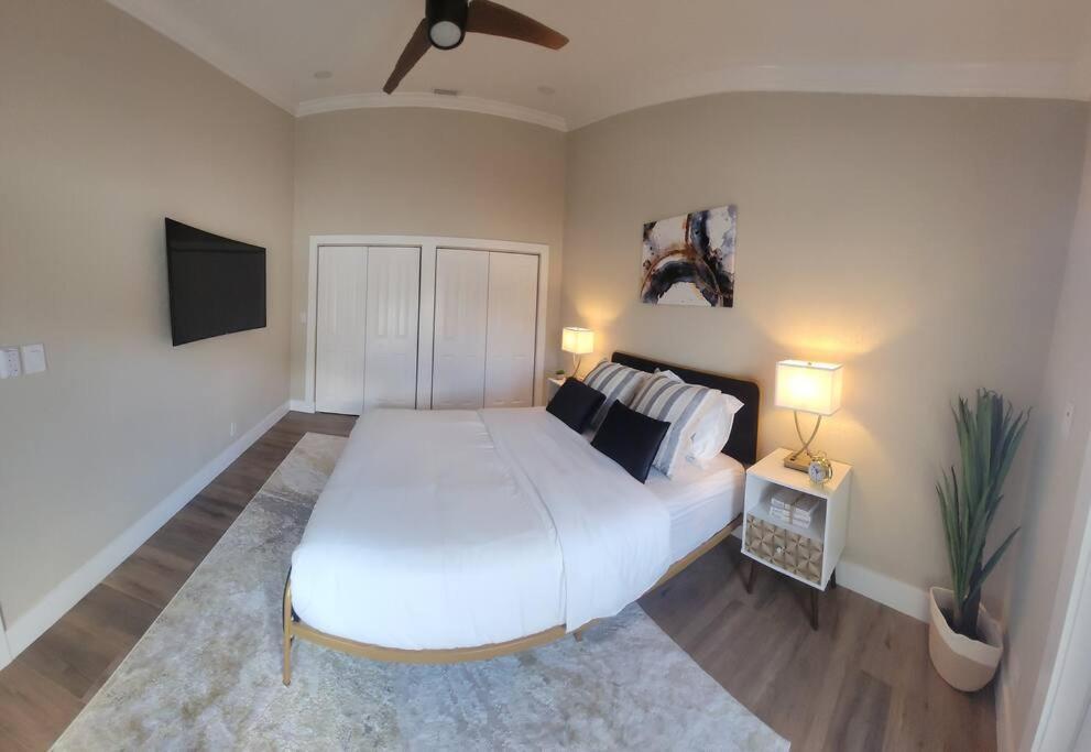 Alluring Luxury Oasis, Modern Comfort & Relaxation Wellington Bagian luar foto