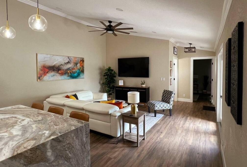 Alluring Luxury Oasis, Modern Comfort & Relaxation Wellington Bagian luar foto