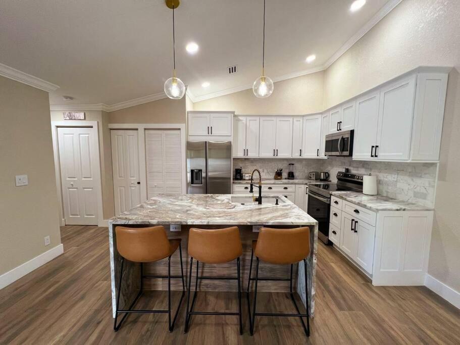Alluring Luxury Oasis, Modern Comfort & Relaxation Wellington Bagian luar foto