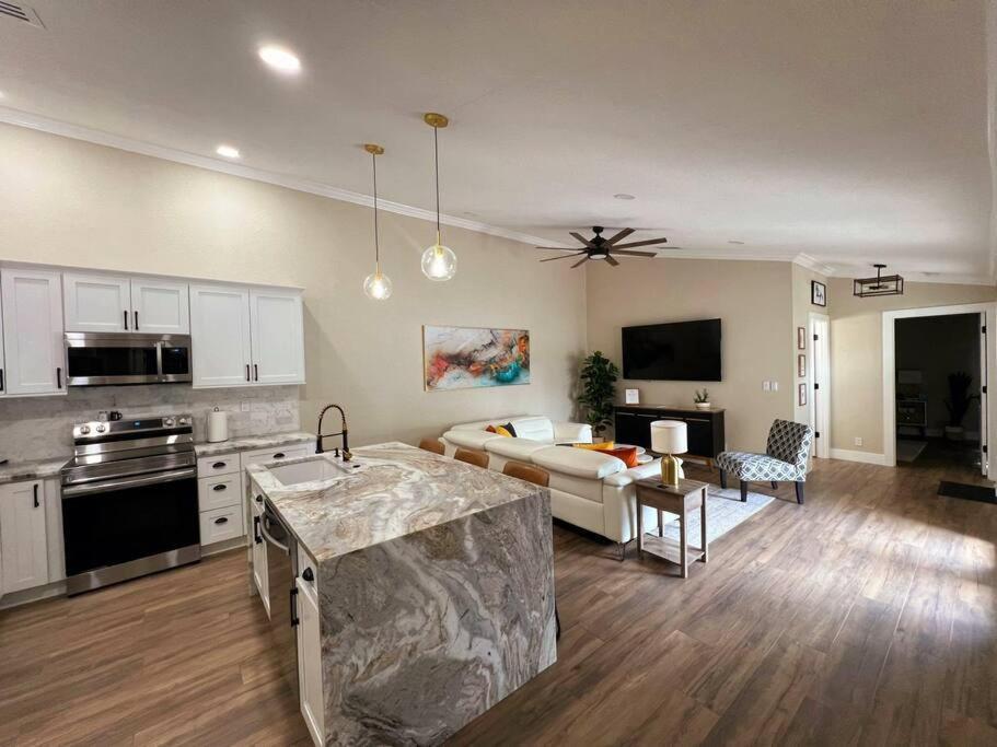 Alluring Luxury Oasis, Modern Comfort & Relaxation Wellington Bagian luar foto